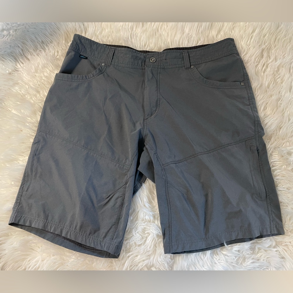 Kuhl Men’s Silencr Kargo Shorts. Size 40
Style 5230.